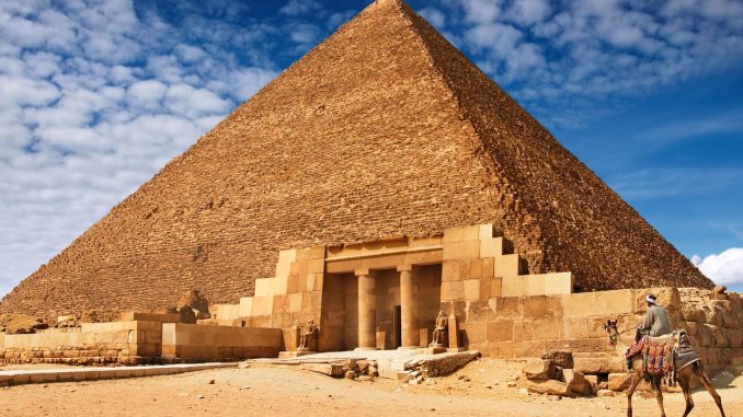 Први икада забиљежени штрајк десио се приликом изградње Кеопсове пирамиде