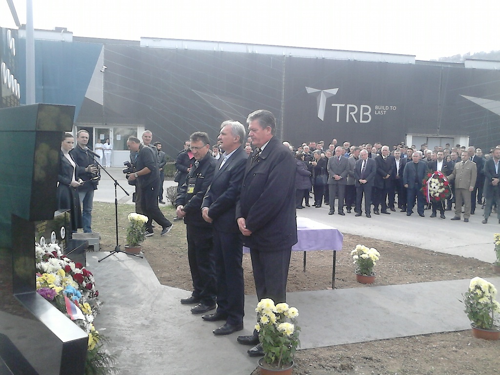 Vijenac na spomenik poginulim radnicima između ostalih položila je i delegacija Sindikalne organizacije TRB Bratunac