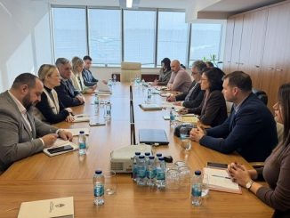 Наставити радити на повећању плата свих запослених у области високог образовања и студентског стандарда