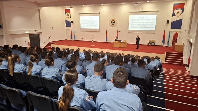Потомци завршне X класе Средње школе за унутрашње послове упознати са значајем синдикалног организовања
