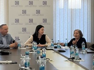 Обезбједити законску заштиту и боље плате за новинаре