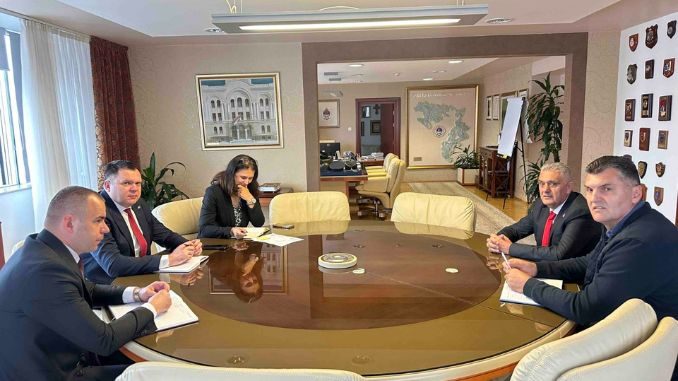 Наставак социјалног дијалога: Одржан редовни састанак руководства Синдиката радника унутрашњих послова и министра Будимира